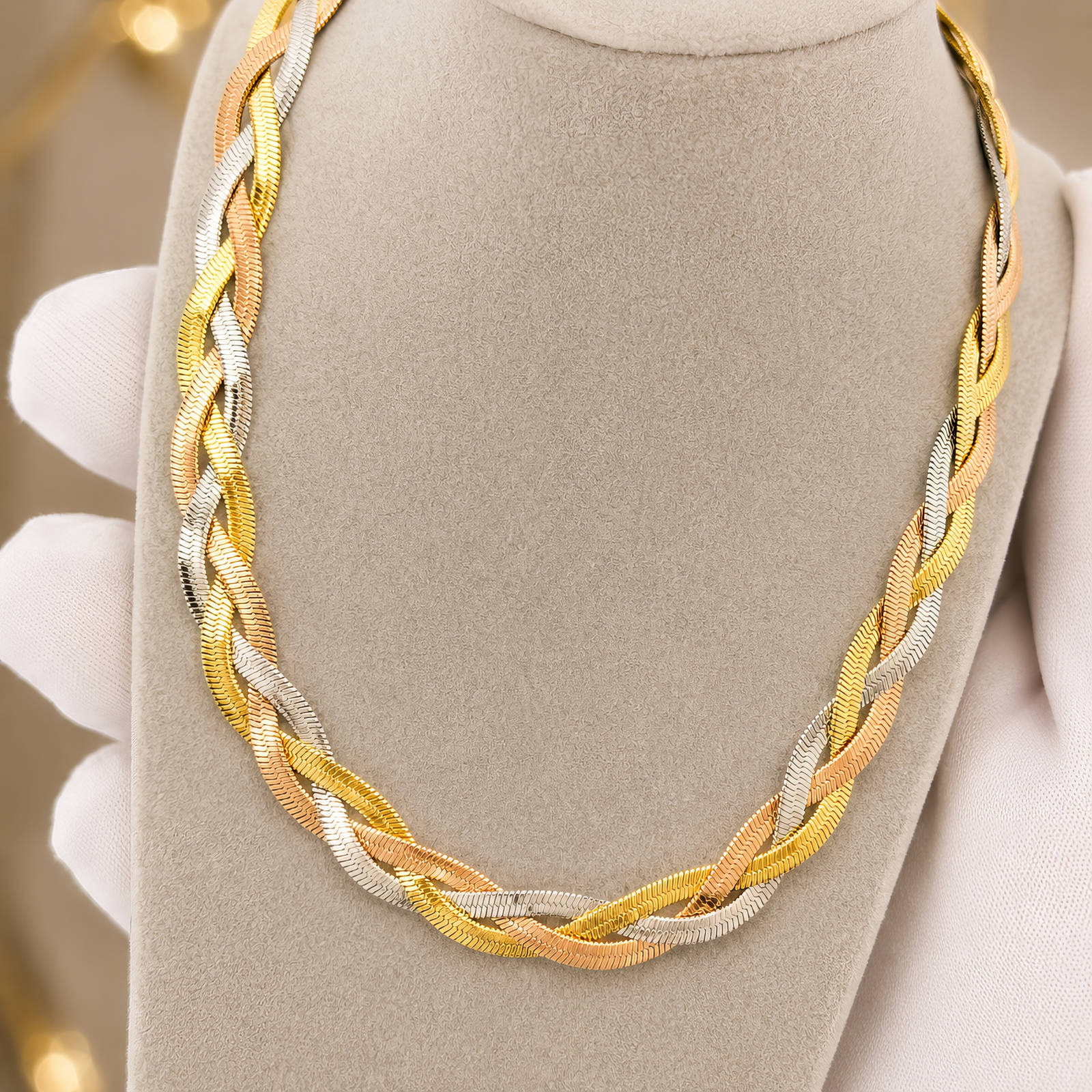 Premium Edelstahl Collier veredelt.